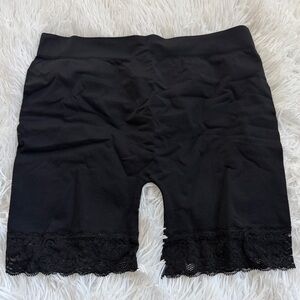 🩷 3/$18 NWOT Black Lace Trim Women's Shorts Seamless biker shorts one size